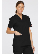 Blouse médicale Col V Femme, Dickies, 2 poches, Collection "EDS signature" (86706), couleur noire, vue modèle coté gauche
