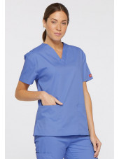 Blouse médicale Col V Femme, Dickies, 2 poches, Collection "EDS signature" (86706), couleur bleu ciel, vue modèle coté gauche