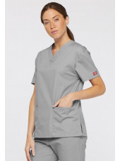 Blouse médicale Col V Femme, Dickies, 2 poches, Collection "EDS signature" (86706), couleur gris clair, vue modèle coté droit