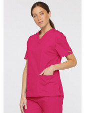 Blouse médicale Col V Femme, Dickies, 2 poches, Collection "EDS signature" (86706), couleur fushia, vue modèle coté droit