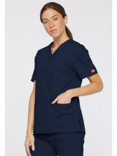 Blouse médicale Col V Femme, Dickies, 2 poches, Collection "EDS signature" (86706), couleur bleu marine, vue modèle coté droit