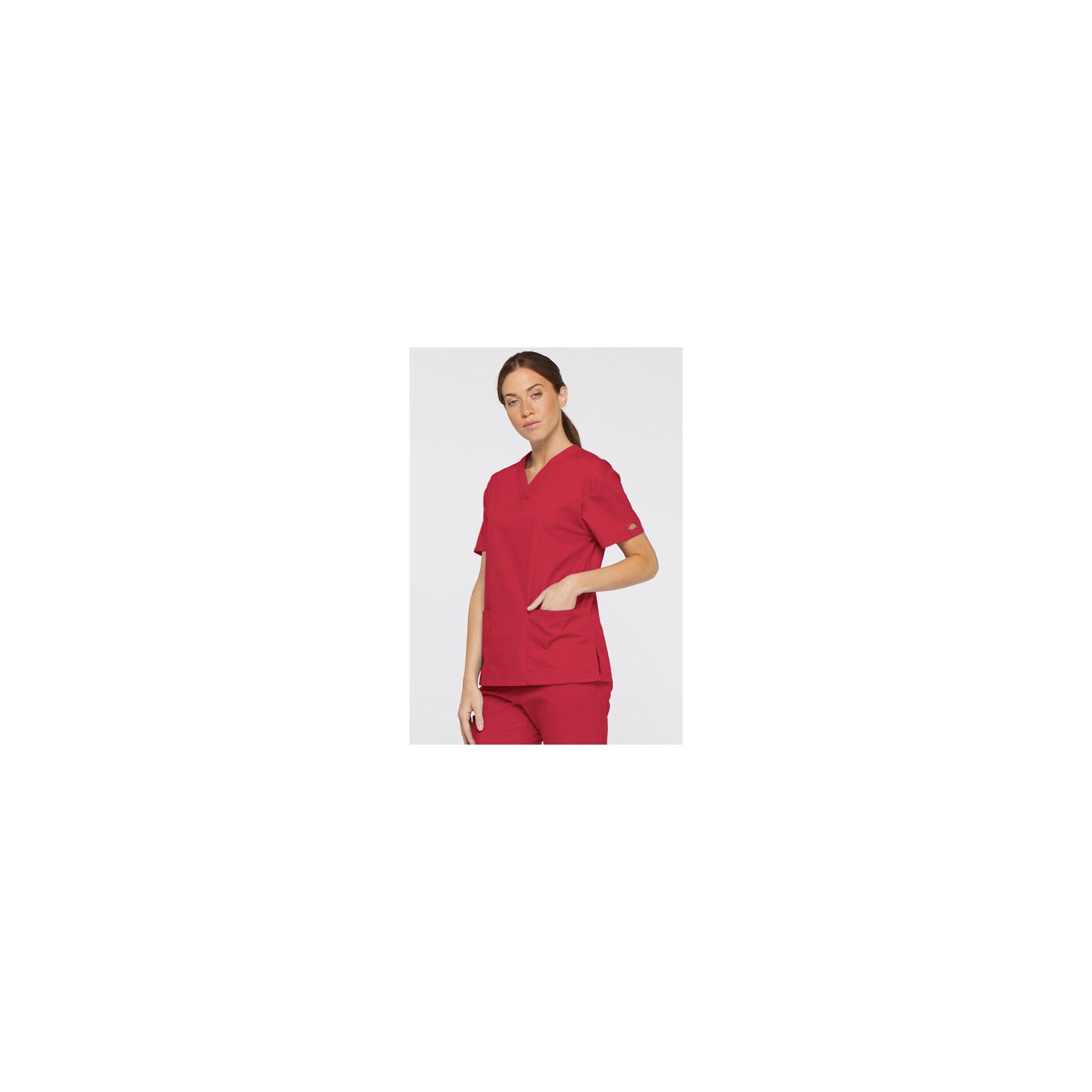 Blouse médicale Col V Femme, Dickies, 2 poches, Collection "EDS signature" (86706), couleur rouge, vue modèle coté droit