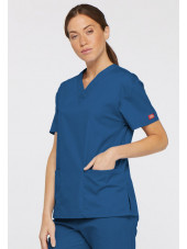 Blouse médicale Col V Femme, Dickies, 2 poches, Collection "EDS signature" (86706), couleur bleu royal, vue modèle coté droit