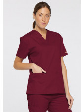 Blouse médicale Col V Femme, Dickies, 2 poches, Collection "EDS signature" (86706), couleur bordeaux, vue modèle coté gauche