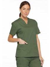 Blouse médicale Col V Femme, Dickies, 2 poches, Collection "EDS signature" (86706), couleur vert olive, vue modèle coté gauche 1