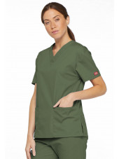 Blouse médicale Col V Femme, Dickies, 2 poches, Collection "EDS signature" (86706), couleur vert olive, vue modèle coté droit 1