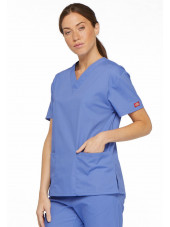 Blouse médicale Col V Femme, Dickies, 2 poches, Collection "EDS signature" (86706), couleur bleu ciel, vue modèle coté droit