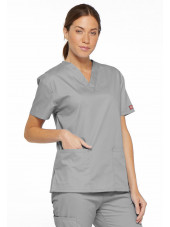 Blouse médicale Col V Femme, Dickies, 2 poches, Collection "EDS signature" (86706), couleur gris clair, vue modèle coté gauche