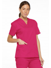 Blouse médicale Col V Femme, Dickies, 2 poches, Collection "EDS signature" (86706), couleur fushia, vue modèle coté gauche
