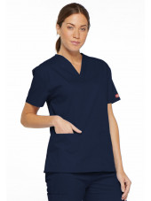 Blouse médicale Col V Femme, Dickies, 2 poches, Collection "EDS signature" (86706), couleur bleu marine, vue modèle coté gauche