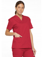 Blouse médicale Col V Femme, Dickies, 2 poches, Collection "EDS signature" (86706), couleur rouge, vue modèle coté gauche
