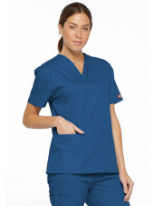Blouse médicale Col V Femme, Dickies, 2 poches, Collection "EDS signature" (86706), couleur bleu royal, vue modèle coté gauche