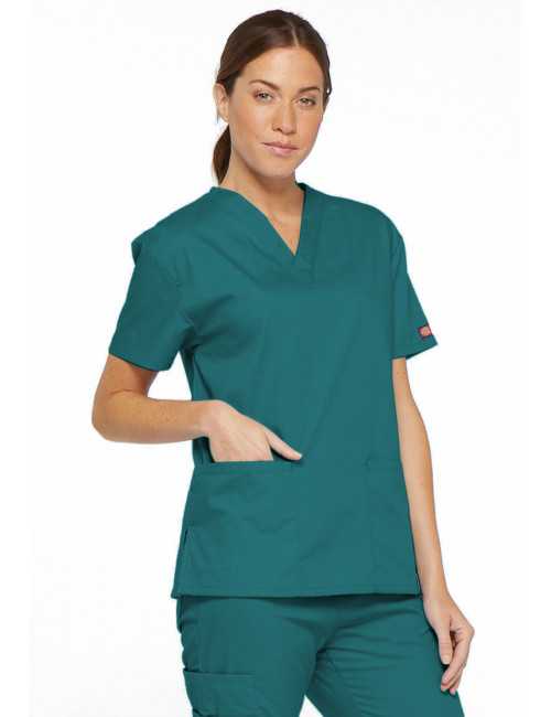 Blouse médicale Col V Femme, Dickies, 2 poches, Collection "EDS signature" (86706), couleur teal blue, vue modèle coté droit