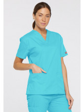Blouse médicale Col V Femme, Dickies, 2 poches, Collection "EDS signature" (86706), couleur bleu turquoise, vue modèle coté gauc