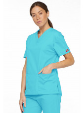 Blouse médicale Col V Femme, Dickies, 2 poches, Collection "EDS signature" (86706), couleur bleu turquoise, vue modèle coté droi