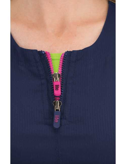 Blouse médicale Femme Koi "Serenity", collection Koi Lite (317-) bleu marine détail