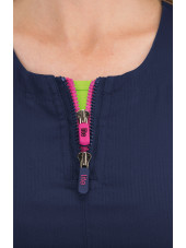 Blouse médicale Femme Koi "Serenity", collection Koi Lite (317-) bleu marine détail