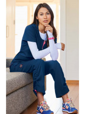 Blouse médicale Femme Koi "Serenity", collection Koi Lite (317-) bleu marine vue modele