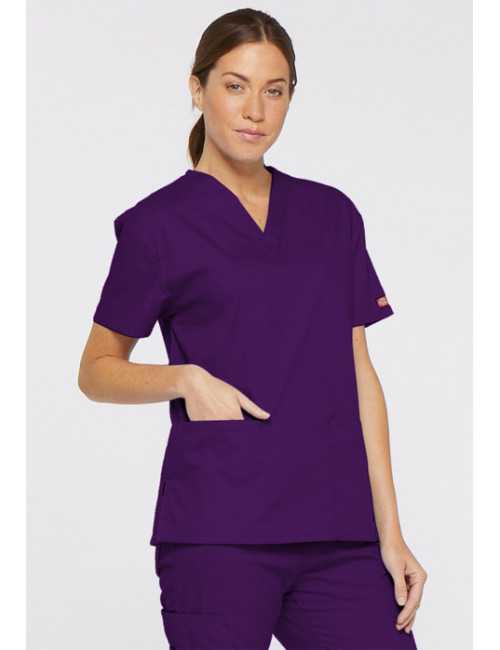 Blouse médicale Col V Femme, Dickies, 2 poches, Collection "EDS signature" (86706), couleur aubergine, vue modèle coté droit