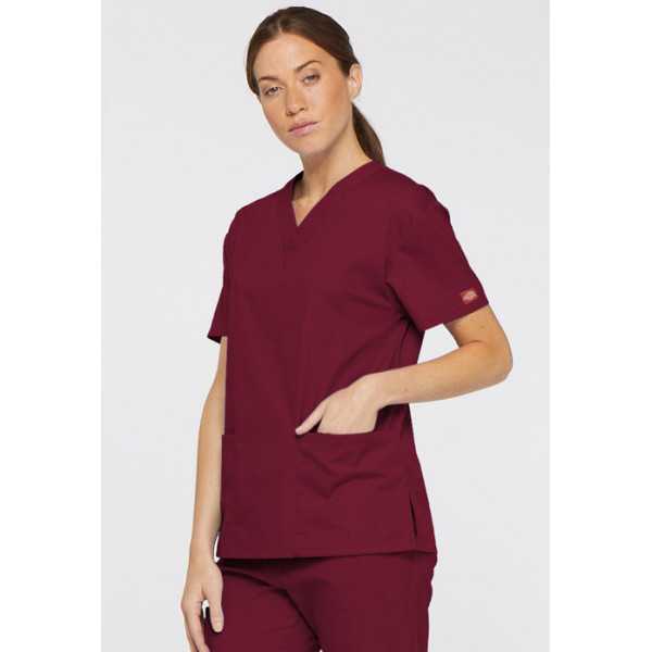 Blouse médicale Col V Femme, Dickies, 2 poches, Collection "EDS signature" (86706), couleur bordeaux, vue modèle coté droit