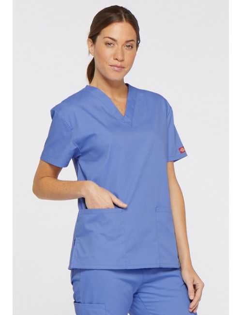 Blouse médicale Col V Femme, Dickies, 2 poches, Collection "EDS signature" (86706), couleur bleu ciel, vue modèle coté gauche