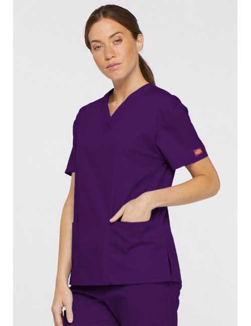 Blouse médicale Col V Femme, Dickies, 2 poches, Collection "EDS signature" (86706), couleur aubergine, vue modèle coté droit