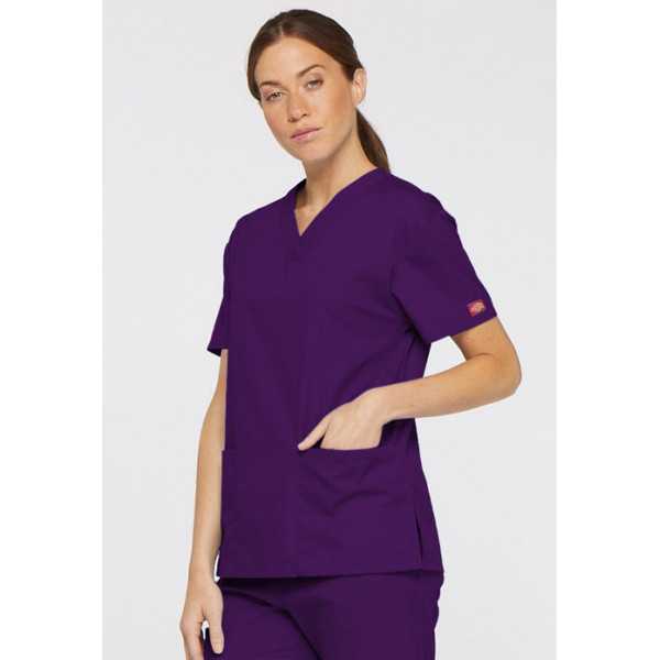 Blouse médicale Col V Femme, Dickies, 2 poches, Collection "EDS signature" (86706), couleur aubergine, vue modèle coté droit