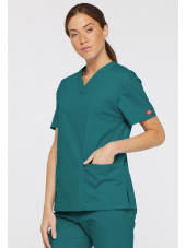Blouse médicale Col V Femme, Dickies, 2 poches, Collection "EDS signature" (86706), couleur teal blue, vue modèle coté droit