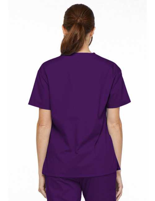 Blouse médicale Col V Femme, Dickies, 2 poches, Collection "EDS signature" (86706), couleur aubergine, vue modèle dos
