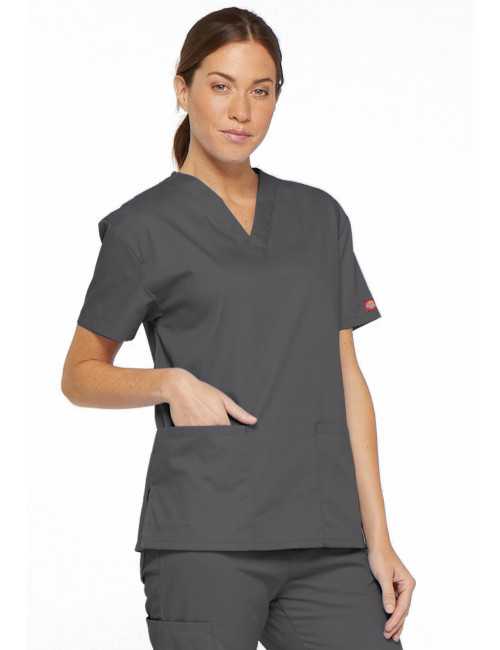 Blouse médicale Col V Femme, Dickies, 2 poches, Collection "EDS signature" (86706), couleur gris anthracite, vue modèle coté gau