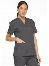 Blouse médicale Col V Femme, Dickies, 2 poches, Collection "EDS signature" (86706), couleur gris anthracite, vue modèle coté gau
