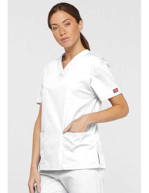 Blouse médicale Col V Femme, Dickies, 2 poches, Collection "EDS signature" (86706), couleur blanc, vue modèle coté droit