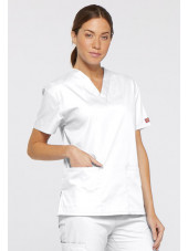 Blouse médicale Col V Femme, Dickies, 2 poches, Collection "EDS signature" (86706), couleur blanc, vue modèle coté gauche