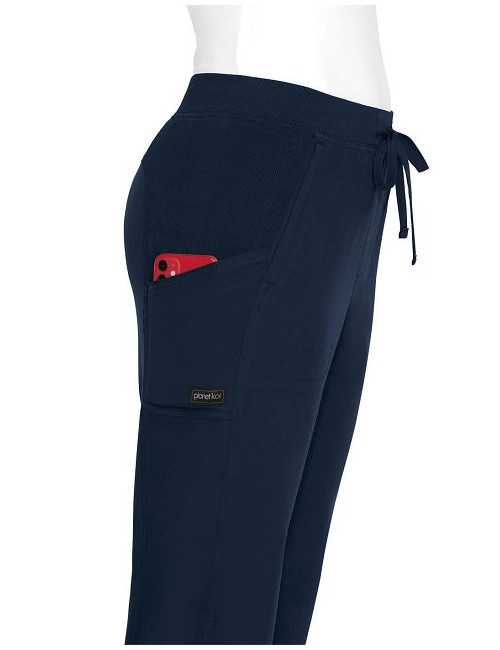 Pantalon médical Femme Koi "Nova", collection Planet Koi (746) bleu marine détails sur la poches 