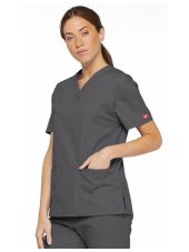 Blusa médica de cuello en V para mujeres, Dickies, 2 bolsillos, Colección "EDS Signature" (86706)
