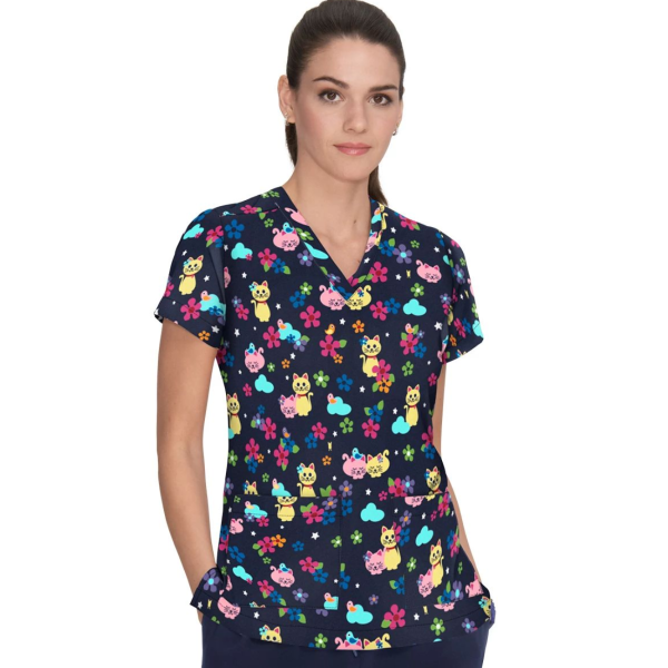 Bata médica de mujer con estampado "Lama" sobre fondo verde, Colección Koi (F101PRSLM)