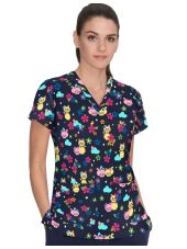 Bata médica de mujer con estampado "Lama" sobre fondo verde, Colección Koi (F101PRSLM)