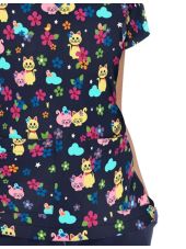 Bata médica de mujer con estampado "Lama" sobre fondo verde, Colección Koi (F101PRSLM)