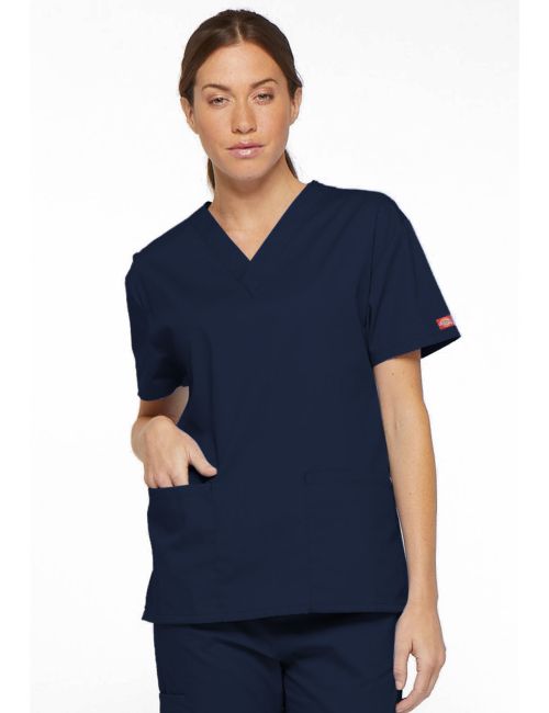 Blusa médica de cuello en V para hombres, Dickies, 2 bolsillos, Colección "EDS Signature" (86706)