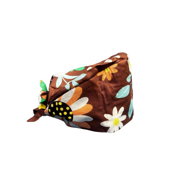 Gorro médico "Flores sobre fondo marrón" (209-12247-1)