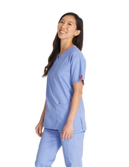 Blusa médica de cuello en V para hombres, Dickies, 2 bolsillos, Colección "EDS Signature" (86706)