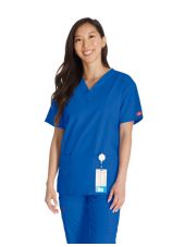 Blusa médica de cuello en V para hombres, Dickies, 2 bolsillos, Colección "EDS Signature" (86706)
