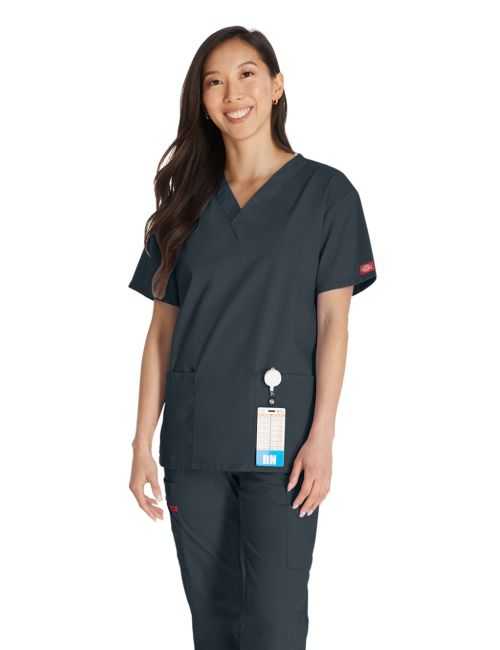 Blusa médica de cuello en V para hombres, Dickies, 2 bolsillos, Colección "EDS Signature" (86706)