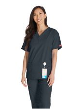 Blusa médica de cuello en V para hombres, Dickies, 2 bolsillos, Colección "EDS Signature" (86706)