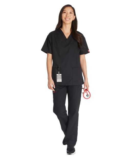 Blusa médica de cuello en V para hombres, Dickies, 2 bolsillos, Colección "EDS Signature" (86706)