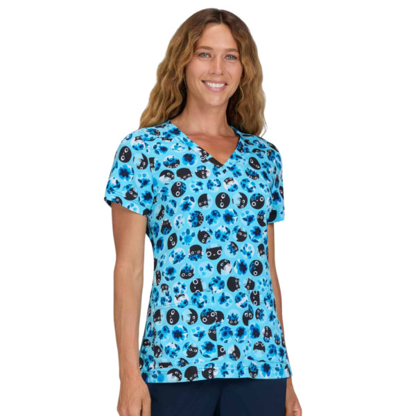 Blusa médica de mujer estampada "Gatos y flores azules" (1122PRA-BFC)