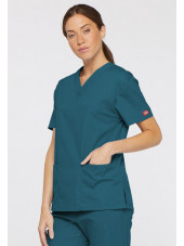 Blouse médicale Col V Femme, Dickies, 2 poches, Collection "EDS signature" (86706), couleur vert caraïbe, vue modèle coté droit
