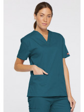 Blouse médicale Col V Femme, Dickies, 2 poches, Collection "EDS signature" (86706), couleur vert caraïbe, vue modèle coté gauche