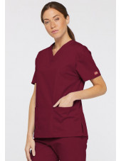 Blouse médicale Col V Femme, Dickies, 2 poches, Collection "EDS signature" (86706), couleur bordeaux, vue modèle coté droit