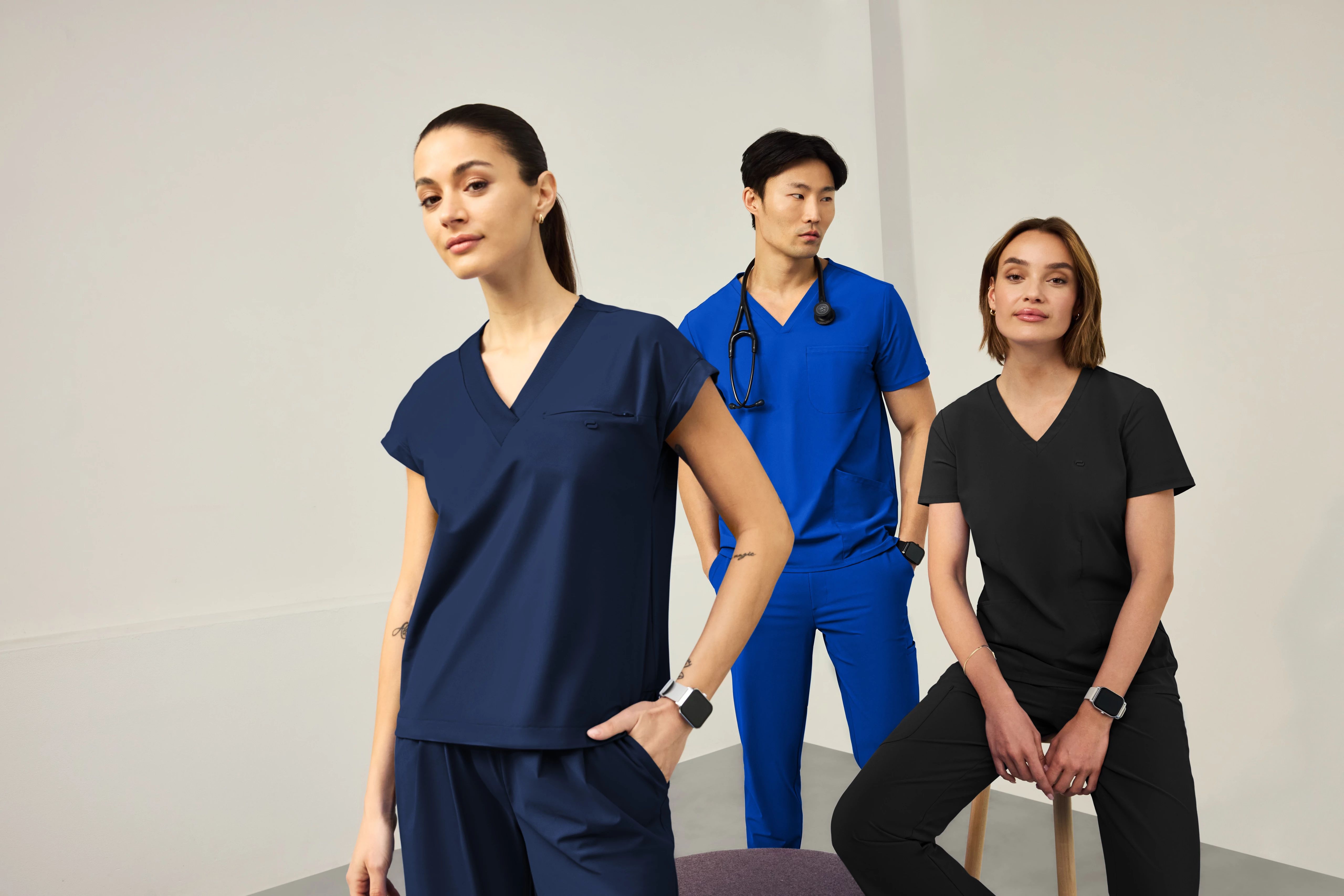 Professionnelle de santé portant une blouse médicale Infinity vendue par Mankaia